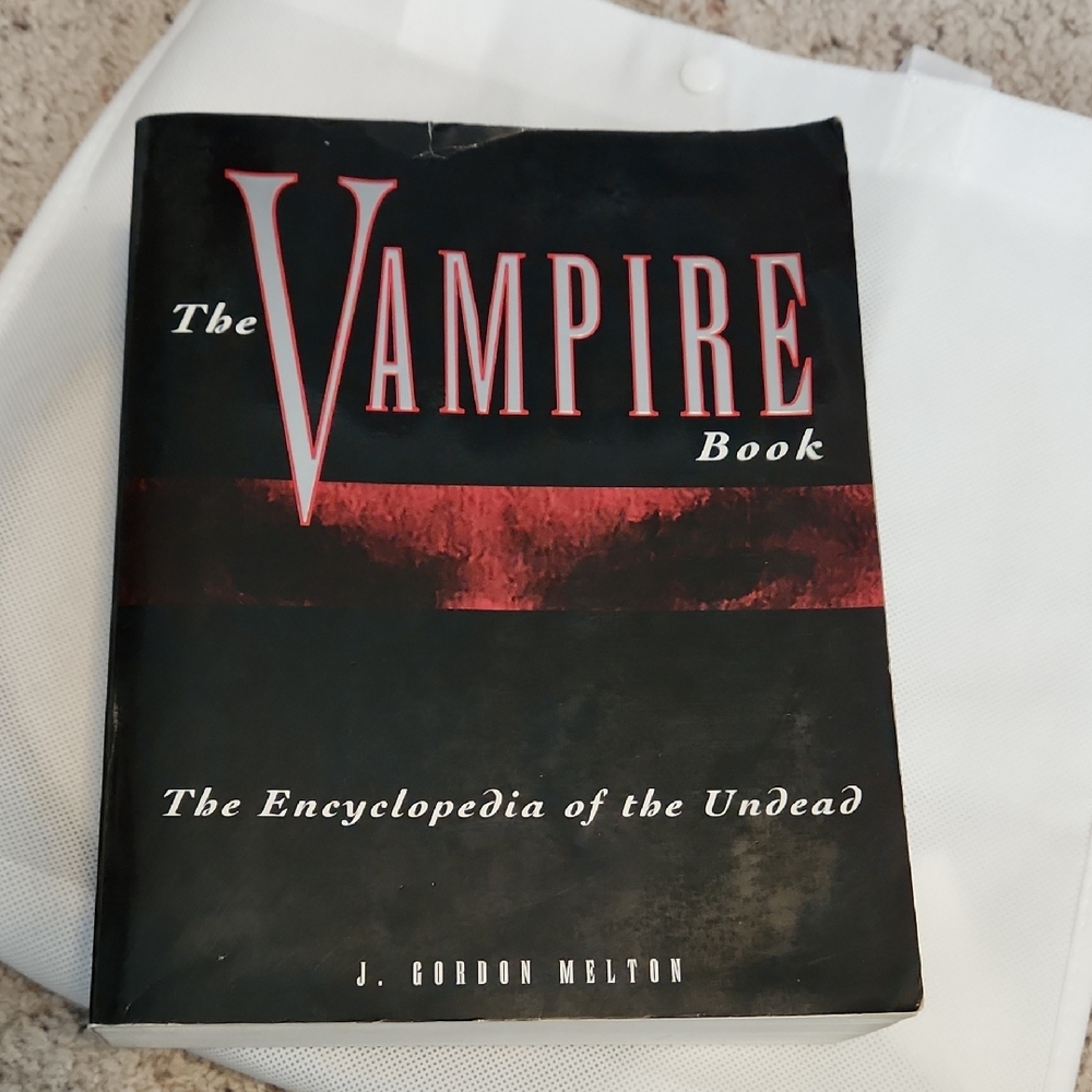 The Vampire Book Tge Encyclppedia Of The Undead J. Gordon Melton Paperbook 1994